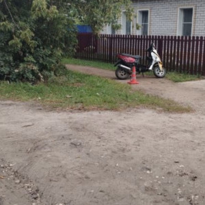 В Ковровском районе водитель скутера попал в больницу после падения на скорости