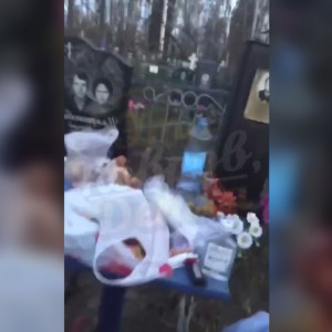 Во Владимирской области школьницы устроили застолье на кладбище