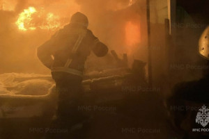 В Лакинске мощный пожар охватил частный дом