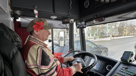 По Владимиру начал курсировать масленичный троллейбус