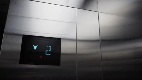 Власти рассказали о проблеме с заменой лифтов во Владимире