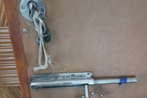 В Коврове запертая в квартире женщина упала и не смогла встать