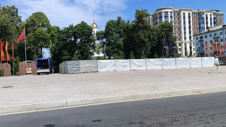 Во Владимире рухнуло ограждение на площади Победы