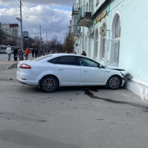 Во Владимире иномарка вылетела на тротуар после столкновения с другим авто