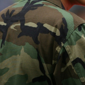 Чиновница в камуфляже метнула три коктейля Молотова в военкомат во Владимире