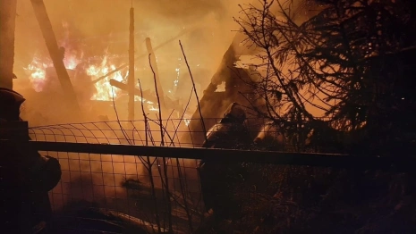 Во Владимирской области бабушка, дедушка и внучка спаслись из охваченного огнем дома