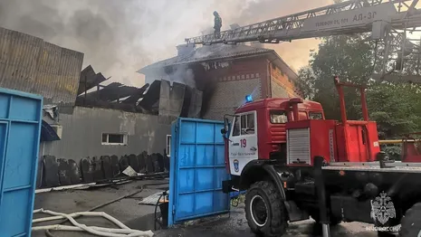 При тушении полыхающего ритуального бюро в Гусь-Хрустальном пострадал пожарный