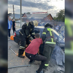В Гороховецком районе спасатели вытащили водителя из машины после ДТП