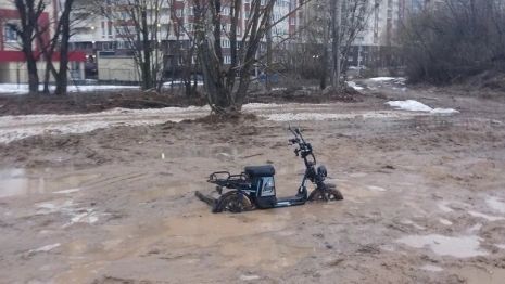 Во Владимире курьер на электровелосипеде увяз в глине