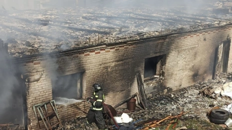 В деревне под Вязниками мощный пожар охватил ферму