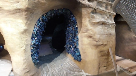 Один из гротов в аквапарке в Суздале украсили тысячами трубочек и бахромой