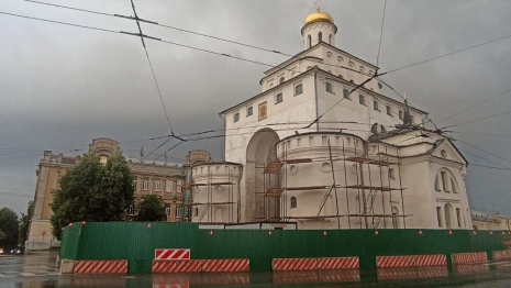 Во Владимире у Золотых ворот поставили строительные леса
