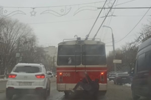 Во Владимире заметили зацепера на троллейбусе