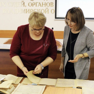 Гимназия №3 во Владимире передала исторические документы в госархив