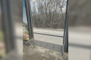 Неизвестные разбили остановку в центре Владимира
