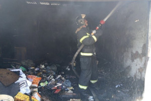 Во владимирском микрорайоне Оргтруд мощный пожар охватил сараи