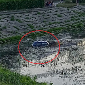 В Александрове «Нива» улетела в реку