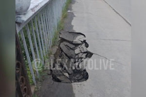 В Александрове на мосту провалился асфальт
