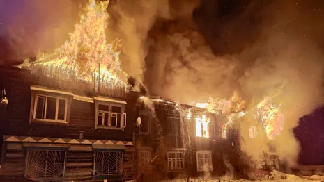 В Струнино загорелся 2-этажный деревянный дом
