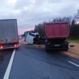 Во Владимирской области столкнулись два КамАЗа: водитель пострадал