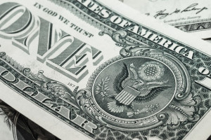 Курс доллара впервые с 7 апреля превысил 83 рубля 