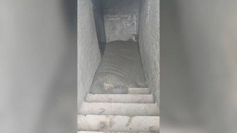 Во Владимире хулиганы залили бетоном вход в квест-комнату в жилом доме