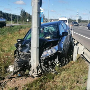 3 человека пострадали во влетевшей в столб иномарке во Владимирской области