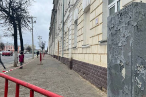 Школу в центре Владимира огородили после обрушения штукатурки на детей