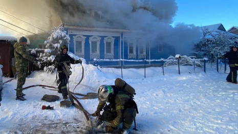 Показали видео тушения пожара частного дома в Коврове