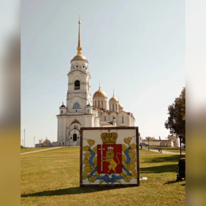 Инсталляцию с гербом перенесут с Соборной площади во Владимире