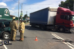 Во Владимирской области фура снесла внедорожник: момент ДТП попал на видео