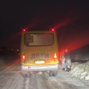 Владимирские школьники вынуждены ждать автобус в темноте прямо на дороге
