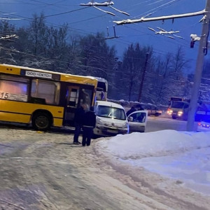 Во Владимире на обледенелой дороге столкнулись автобус и легковушка