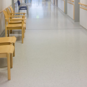 Разбитое при дебоше стекло заменили в регистратуре владимирского «Красного креста»