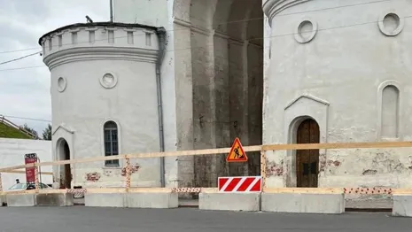 Во Владимире у Золотых ворот на время реставрации перекрыли полосу движения