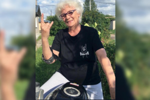 78-летняя «бабушка-хейтер» из Владимирской области покорила интернет реакциями на клипы