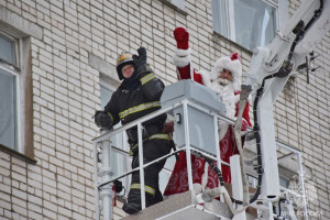 В Коврове спасатель в образе Деда Мороза поздравил детей в больнице