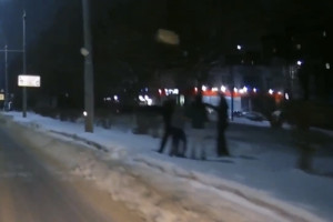 Во Владимире хулиганы забросали машины снежками