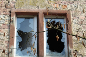Во Владимирской области чиновники оставили людей жить в доме без крыши
