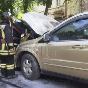 Во Владимире около студенческого общежития загорелась легковушка