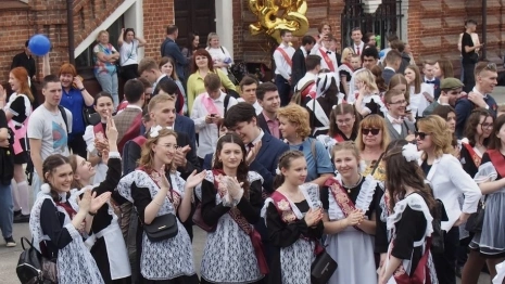 Слезы радости и прощальный вальс. Как прошел последний звонок-2023 во Владимире