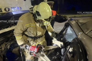 В Коврове 2 человека погибли после столкновения легковушки с грузовиком