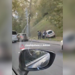 Очевидцы: на Ерофеевском спуске во Владимире столкнулись 4 авто