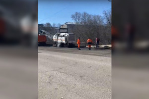 В Александрове ремонт моста по Красному переулку сняли на видео