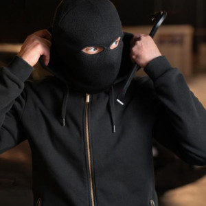 В Гусь-Хрустальном ранее судимый мужчина ограбил семью бойца СВО