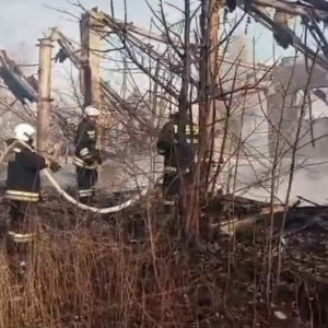 В поселке под Петушками мощный пожар охватил заброшенный дом