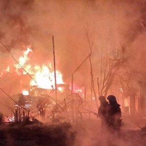 Под Петушками мощный пожар уничтожил дачу и баню