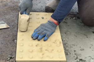 Во Владимире уложили тактильную плитку для слабовидящих у пешеходных переходов