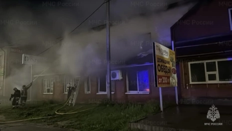 В Лакинске мощный ночной пожар охватил кафе