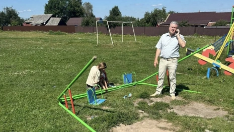 В Кольчугино качели вырвало с корнем из земли во время катания двоих малышей